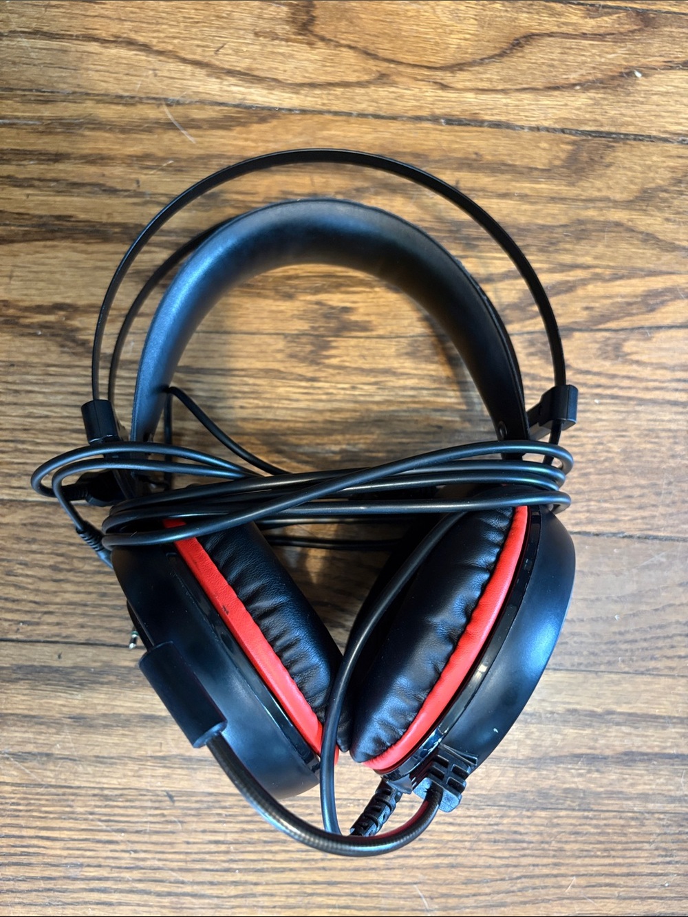 Over-Ear Wired Gaming Headset in Black and Red - Picture 6 of 9